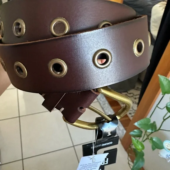 NWT FRYE Grommet Brown Leather Belt 
(Brown Leather and Metal) - Picture 9 of 15
